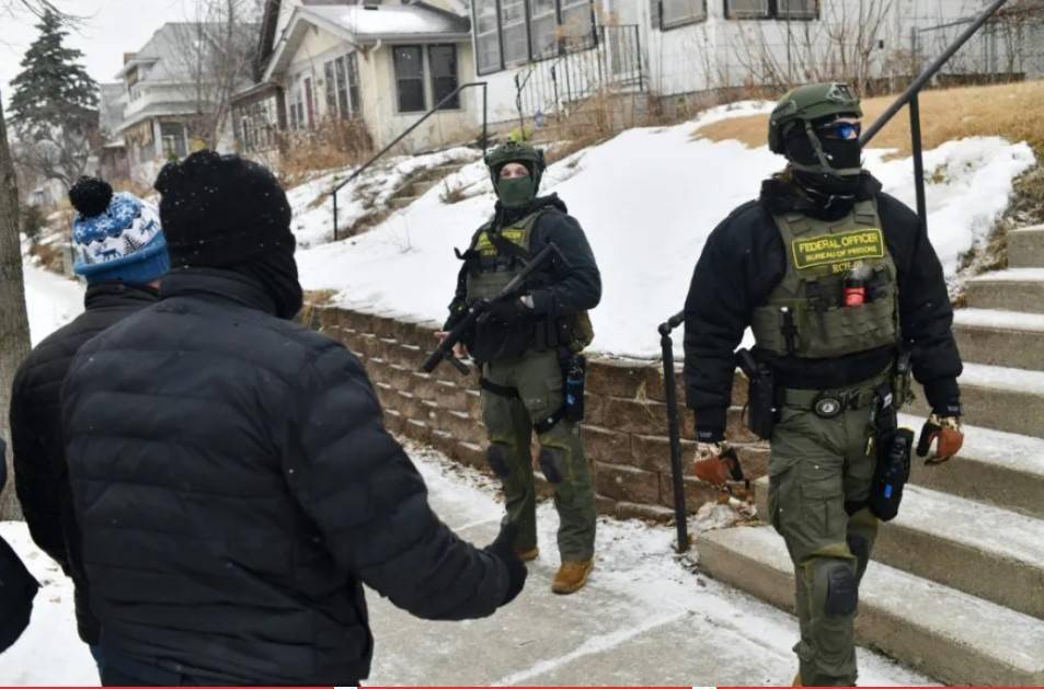 ترامب يهدد بنشر شرطة الهجرة في المطارات الأمريكية