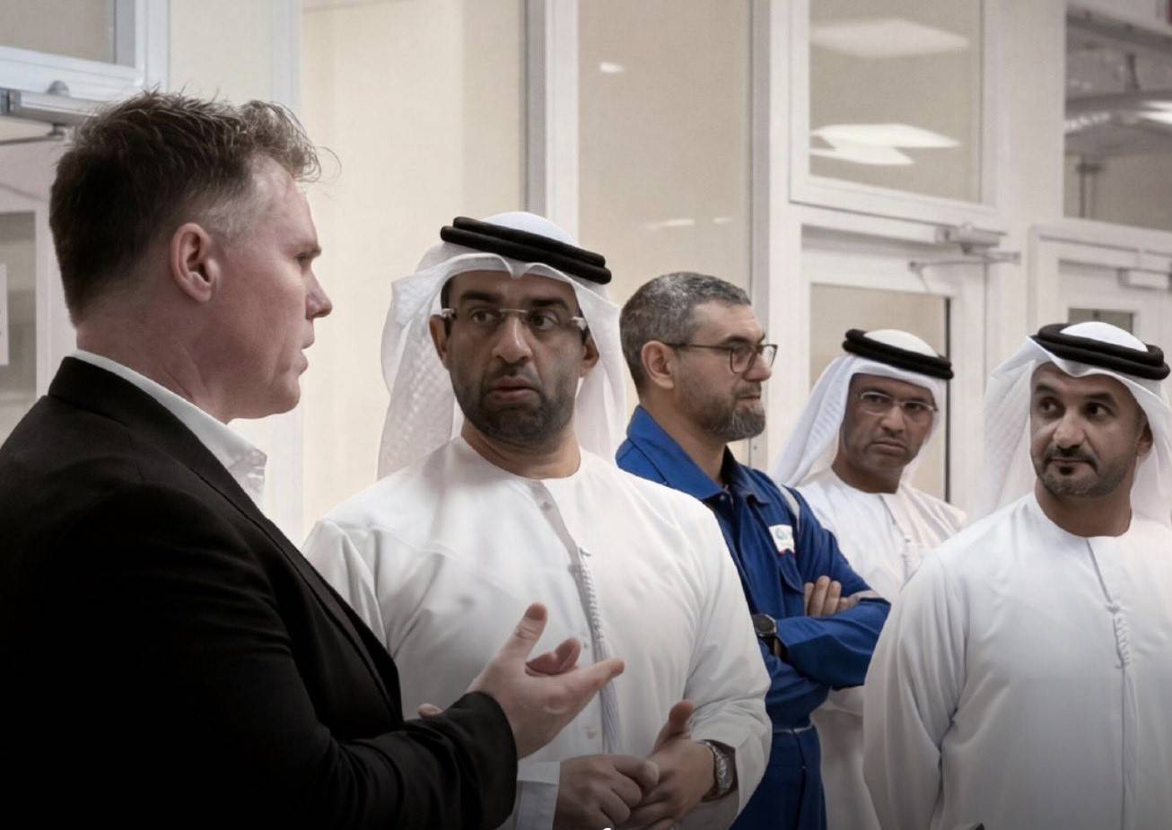 عبدالله الجروان يستمع لشرح خلال الزيارة