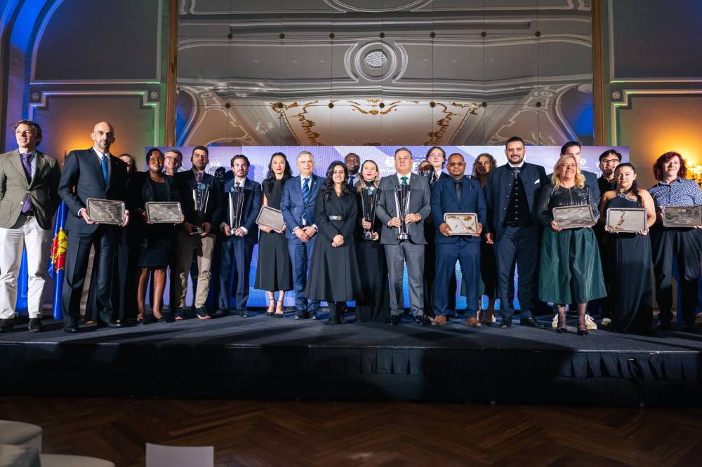 شيخة النويس مع الفائزين بالجائزة