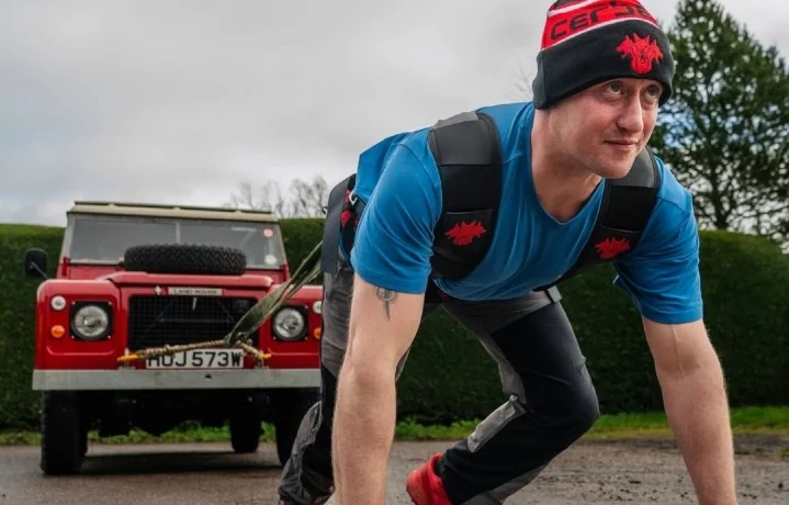 يسحب السيارة على مدار 100 ساعة 