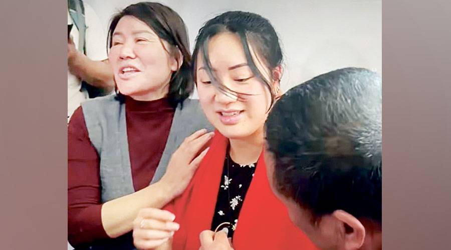 الفتاة تتوسط والداها