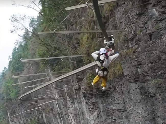 خط انزلاقي في الصين للتحليق فوق «أذن القرد»