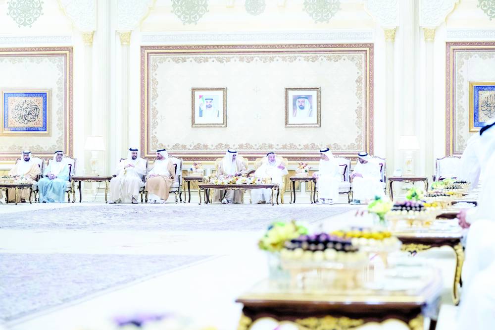 سلطان يتقبل التهاني بعيد الفطر من الشيوخ والمسؤولين وأبناء القبائل وأعيان البلاد (فيديو)