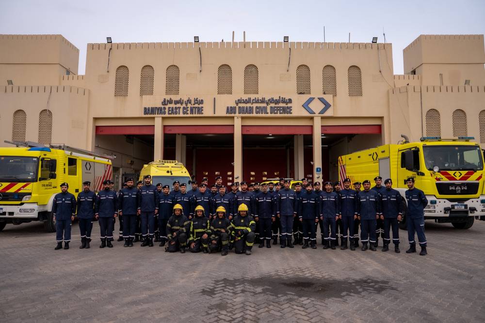 مدير هيئة أبوظبي للدفاع المدني يتبادل تهاني العيد مع المنتسبين