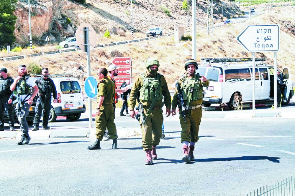 عناصر من الجيش وقوى الأمن في موقع قرب بيت لحم (رويترز)