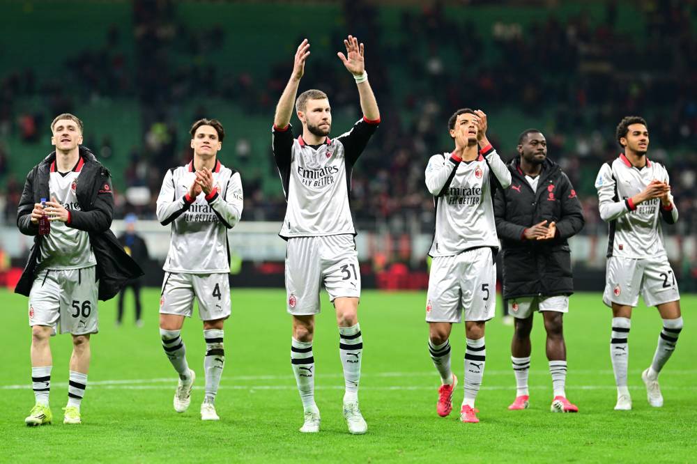 لاعبو ميلان يحييون الجماهير