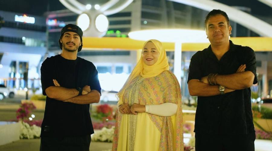 هدى ابراهيم تتوسط سيد فهيم ومحمد نوفل