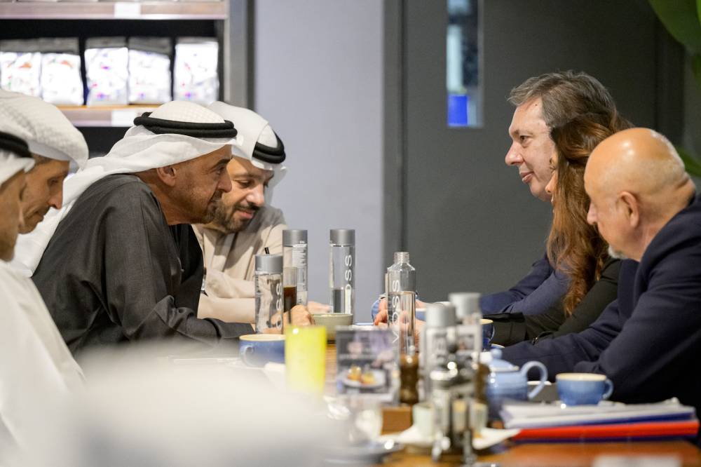محمد بن زايد والرئيس الصربي يبحثان علاقات البلدين والتطورات في المنطقة (فيديو)