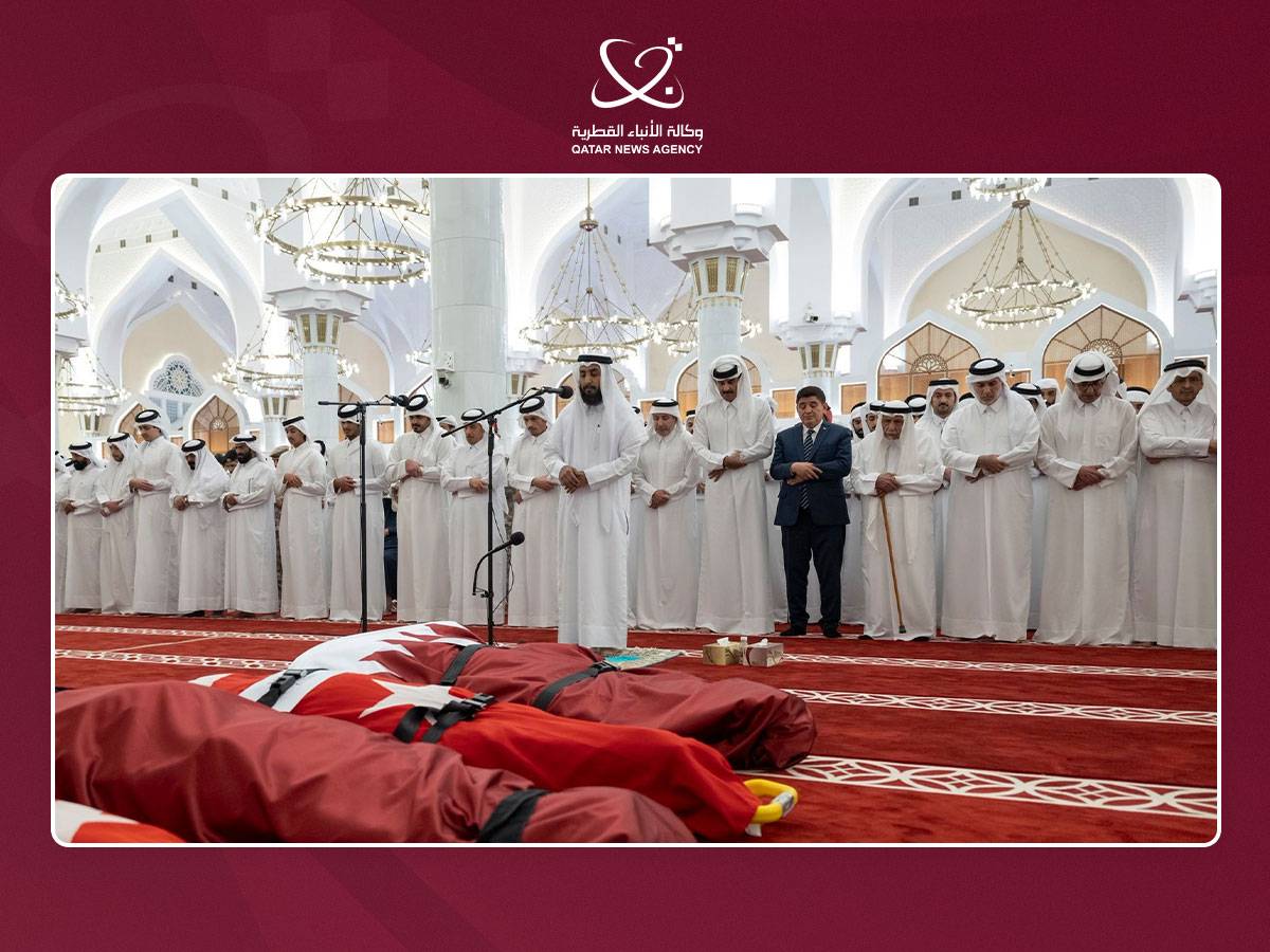 أمير قطر يؤدي صلاة الجنازة على شهداء حادث تحطم المروحية (قنا )