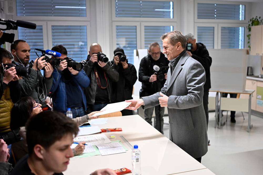 استطلاع: الحزب الحاكم في سلوفينيا يتجه للفوز بالانتخابات البرلمانية