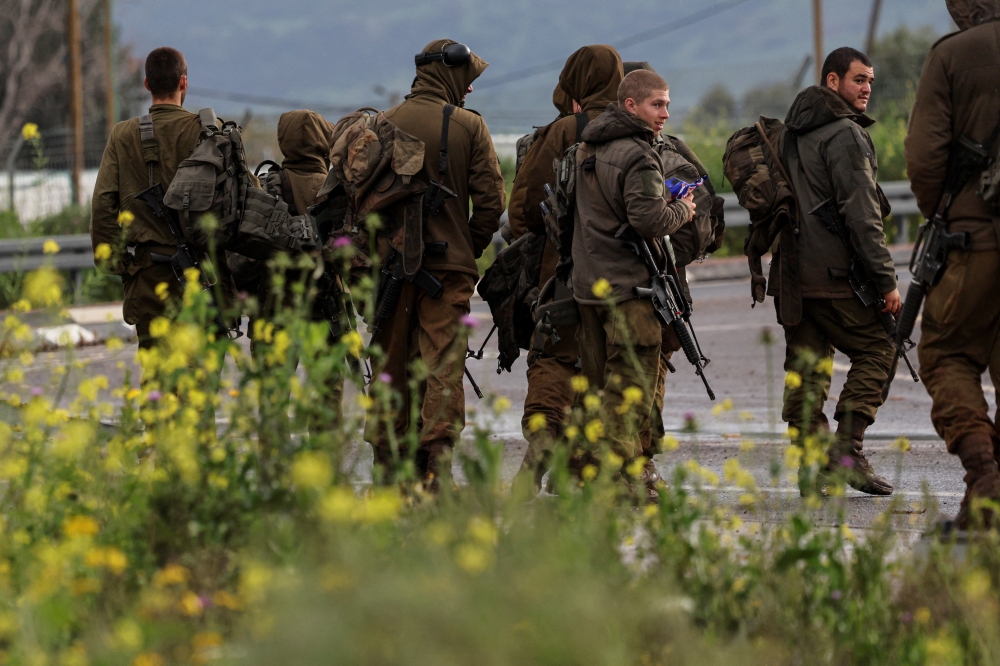 جنود إسرائيليون في قاعدة قرب الحدود مع لبنان 22 مارس/آذار 2026. (رويترز)