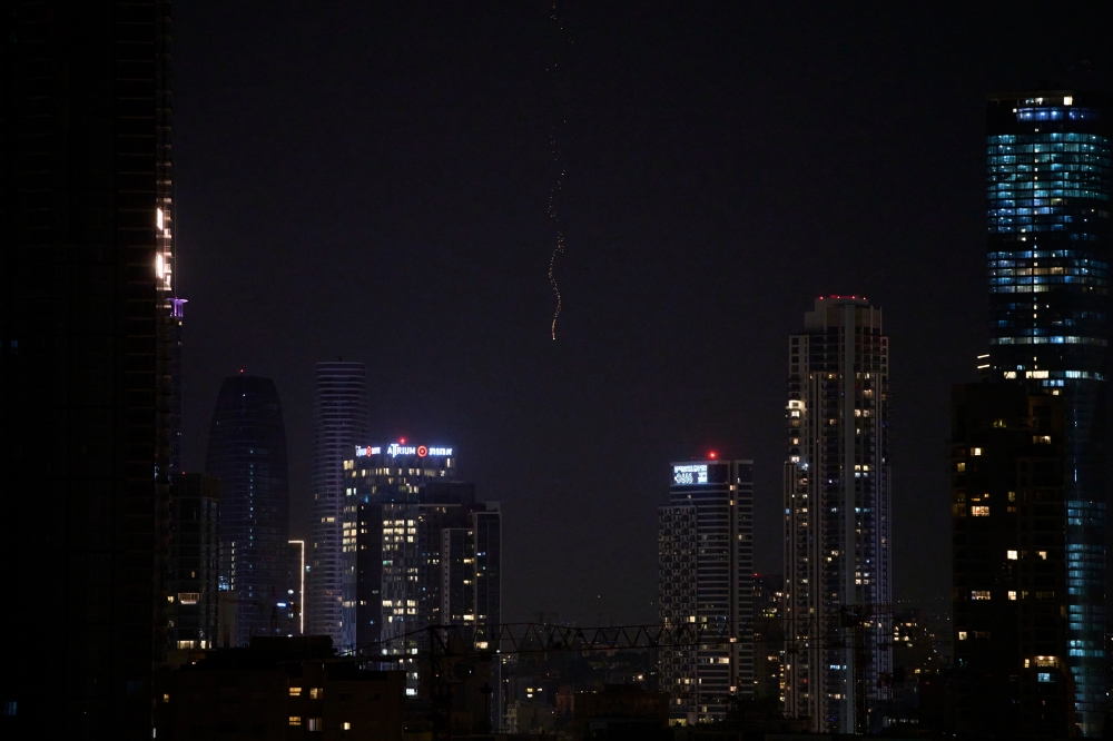 صواريخ من إيران تخترق أجواء وسط إسرائيل فجر الاثنين 23 مارس 2026. (أ.ب)