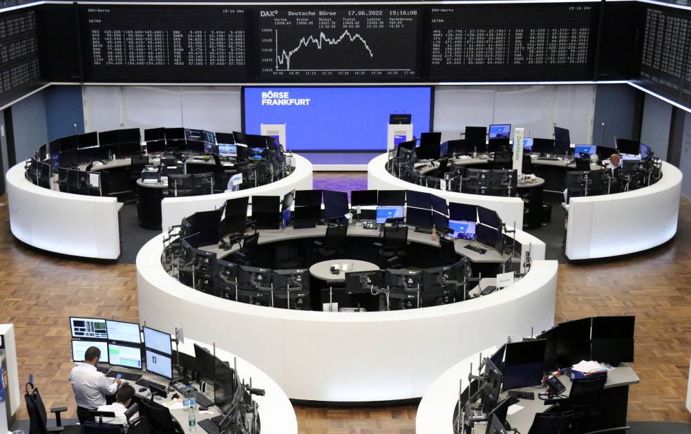 متعاملون في بورصة فرانكفورت (رويترز) 