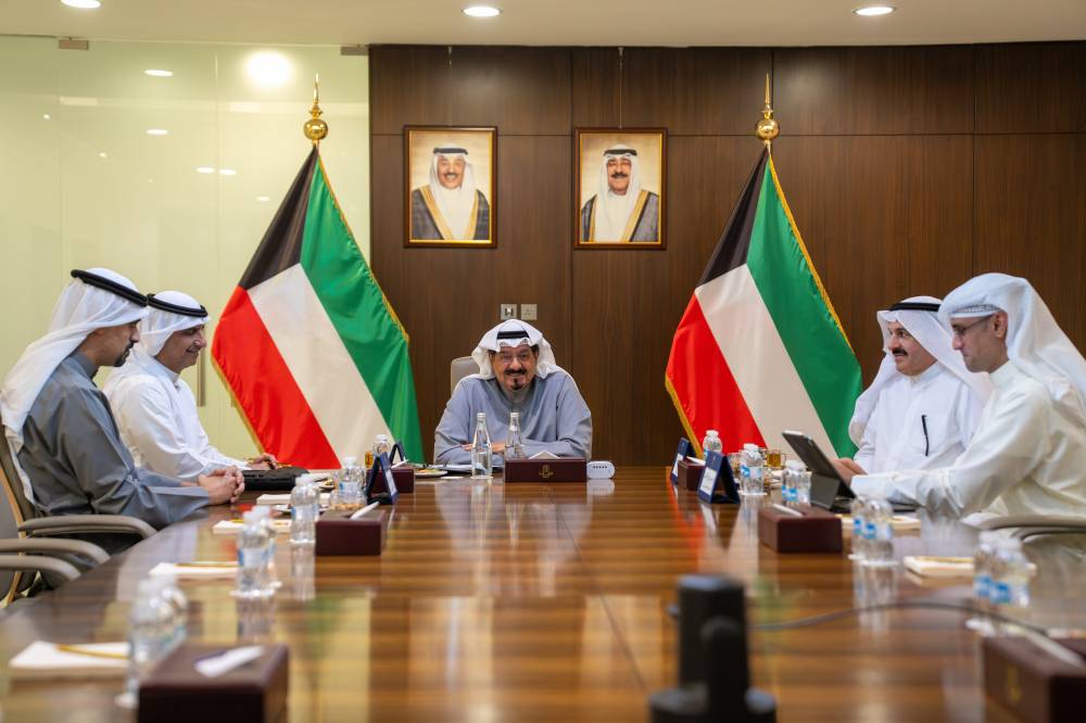رئيس الوزراء الكويتي يترأس اجتماع المجلس لبحث تداعيات التصعيد الإيراني (كونا) 