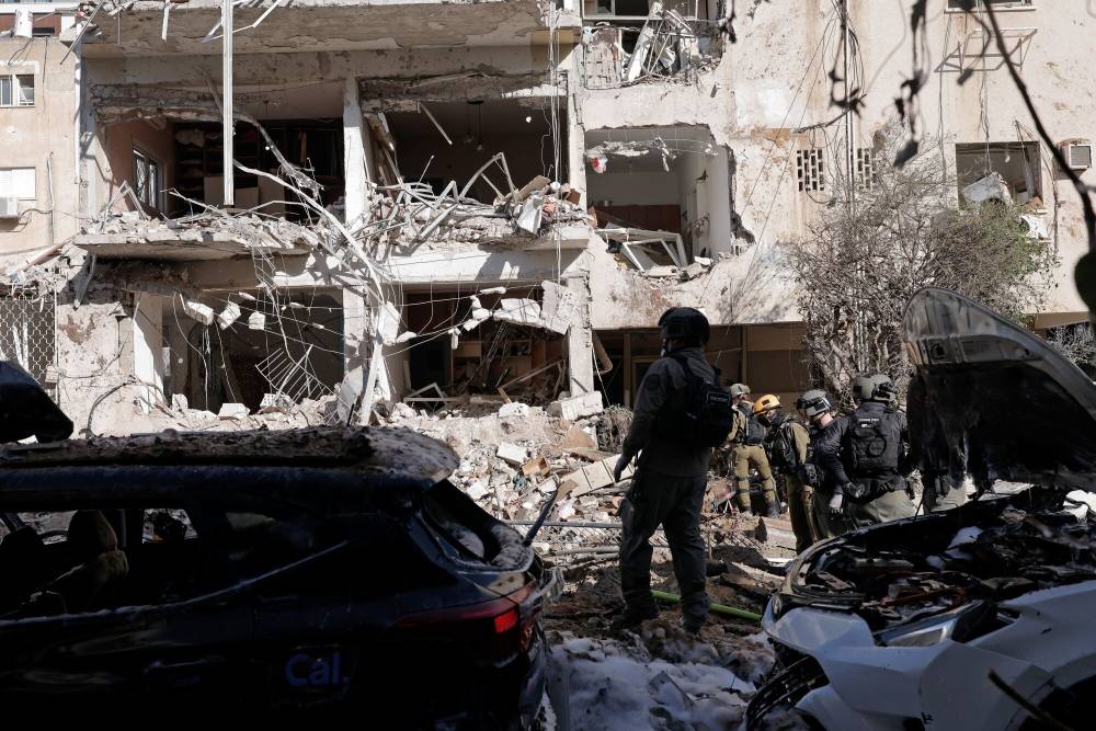 جرحى في تل أبيب جراء ضربة صاروخية إيرانية