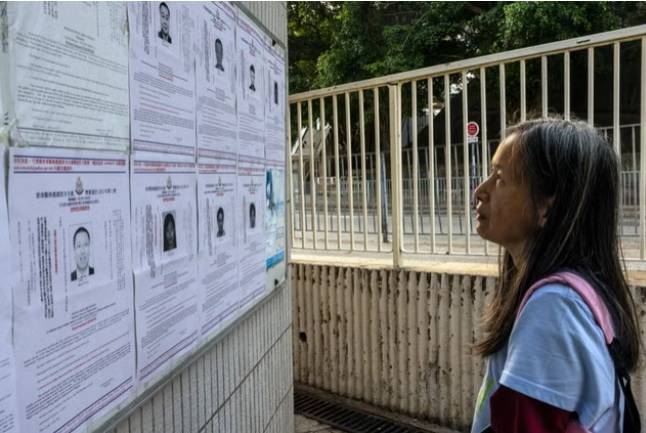 سيدة تنظر إلى إشعارات صادرة عن الشرطة 