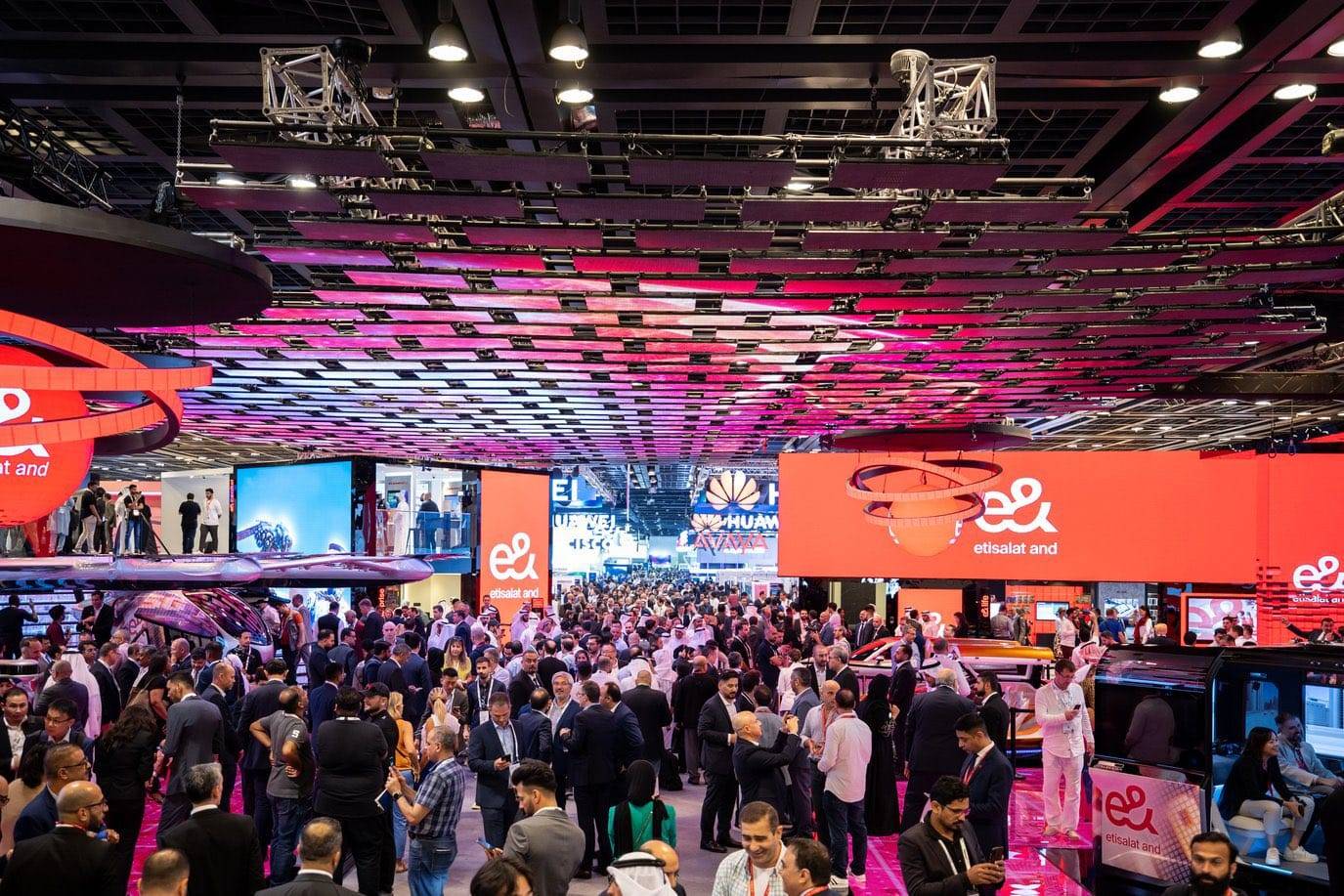 الإمارات تمتلك بنية قوية في قطاع الاتصالات 