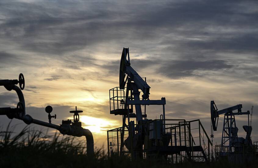 النفط يرتفع.. وعقود برنت فوق 104 دولارات عن التسوية