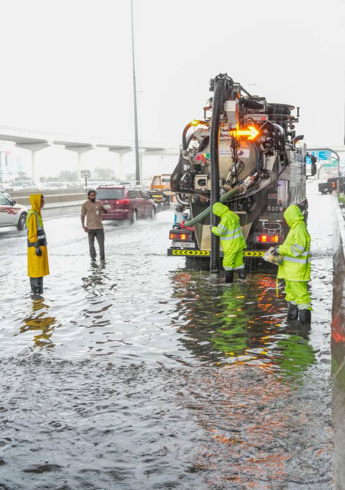 بلدية دبي تواصل جهودها لسحب ميا	ه الامطار 
