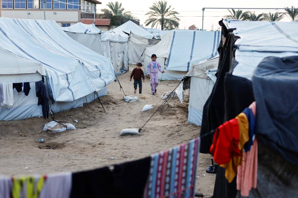 قصف إسرائيلي على غزة ونسف منازل وإطلاق نار وراء «الخط الأصفر»