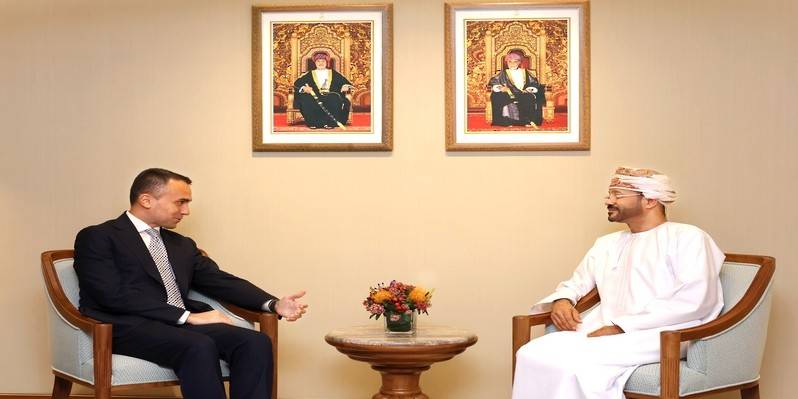 وزير الخارجية العماني خلال اجتماعه 