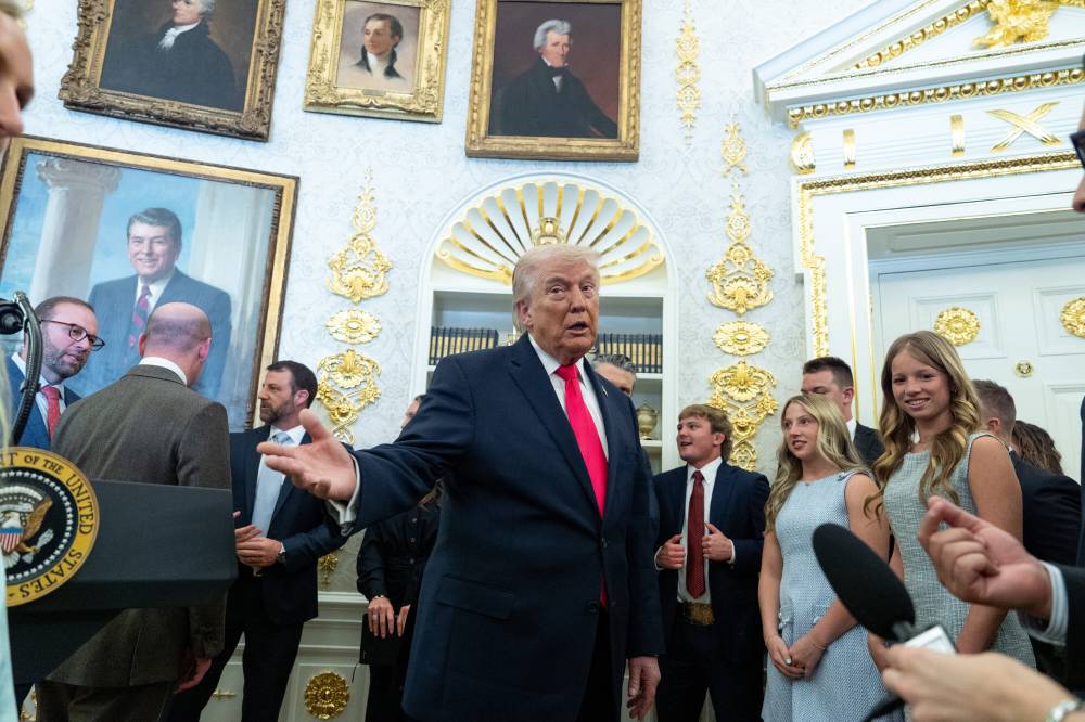  ترامب يتحدث إلى الصحفيين خلال مراسم أداء اليمين الدستورية لوزير الأمن الداخلي ماركواين مولين في المكتب البيضاوي بالبيت الأبيض (أ ب)