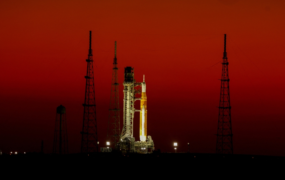 صاروخ ناسا المخصص للقمر يحمل كبسولة أوريون المأهولة على منصة الإطلاق 39B في مركز كينيدي للفضاء (رويترز)