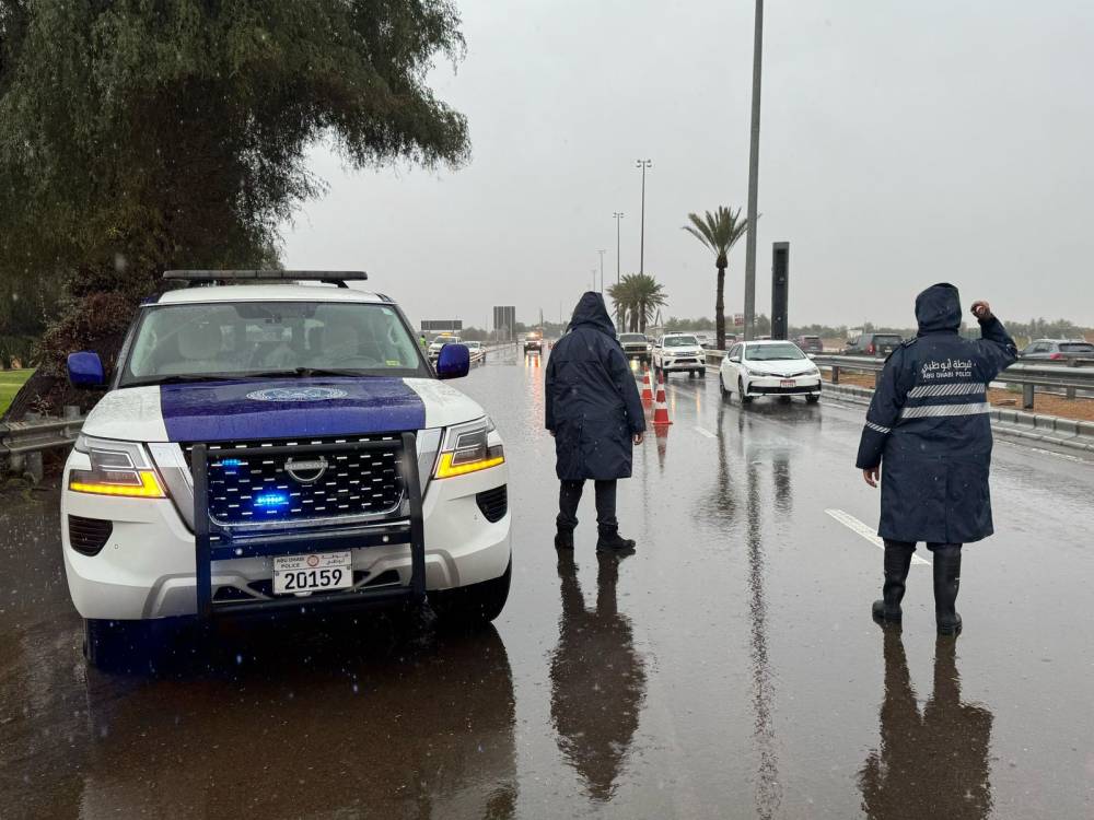أبوظبي.. أمطار غزيرة مصحوبة ببرق ورعد وانخفاض الحرارة (فيديو)