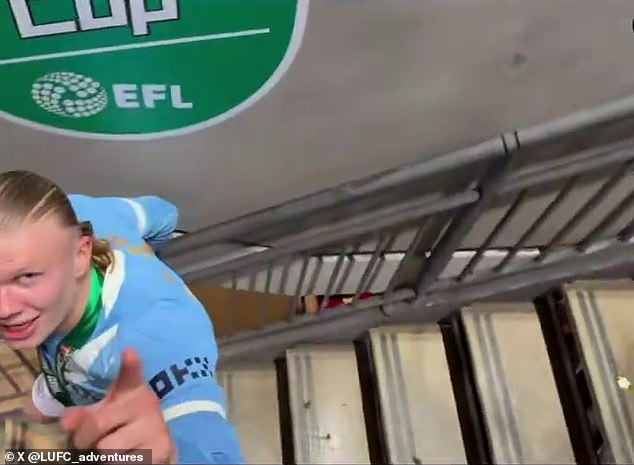 هالاند يعلق لمشجع ليدز 