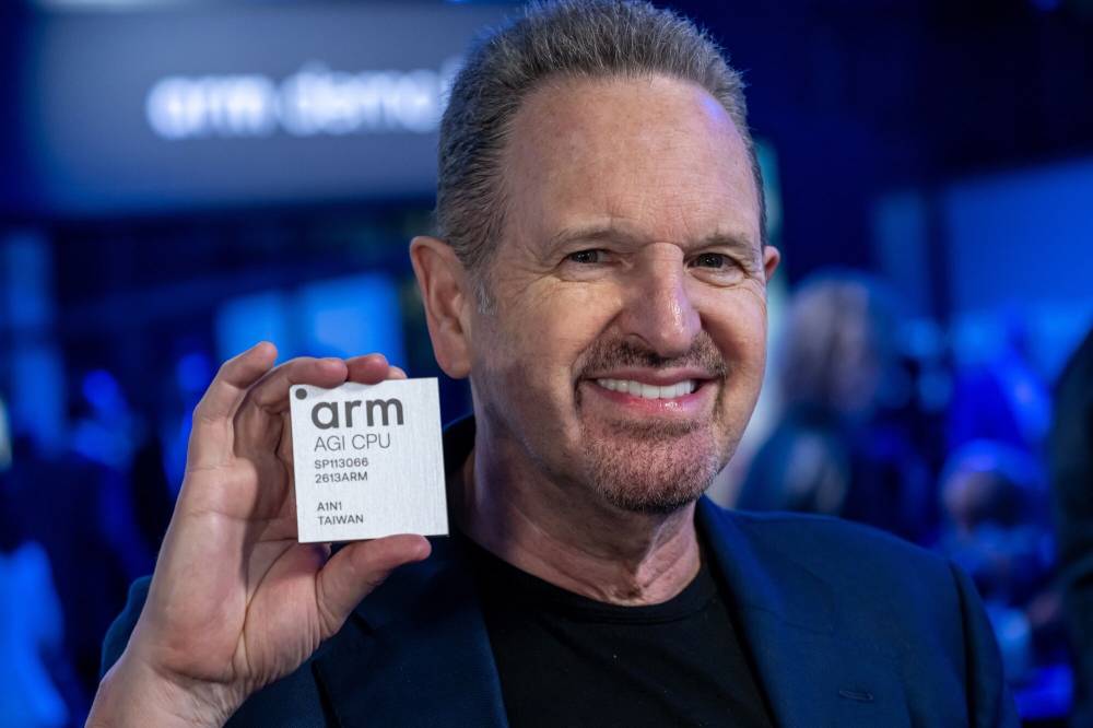 الرئيس التنفيذي للشركة، يستعرض شريحة «AGI CPU» في سان فرانسيسكو (بلومبيرغ)