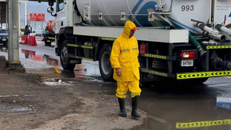 بلدية دبا الحصن تكثف جهودها لتصريف مياه الأمطار وتعزيز سلامة الطرق