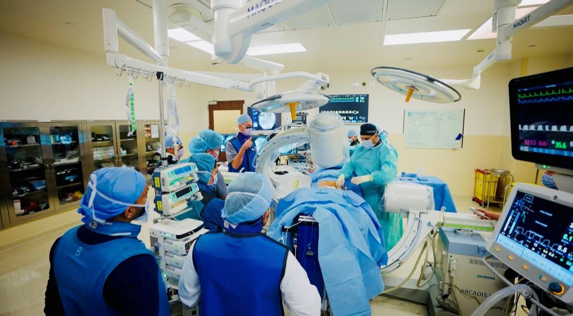 «كليفلاند كلينك  أبوظبي» يُجري أول استئصال للعصب القاعدي