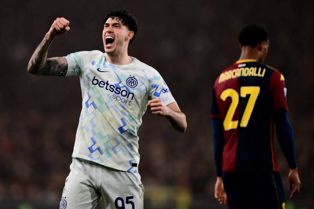 باستوني يحتفل بعد الفوز على جنوة هذا الموسم