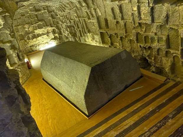 الآثار المصرية تفتح تحقيقاً بعد تسلق سائحتين تابوتاً أثرياً بسقارة