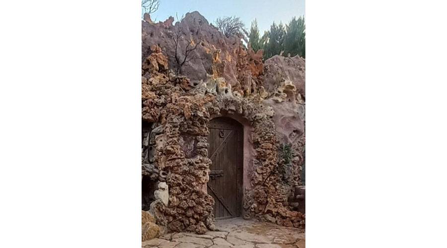 أردني يحول حديقة منزله إلى «كهف»