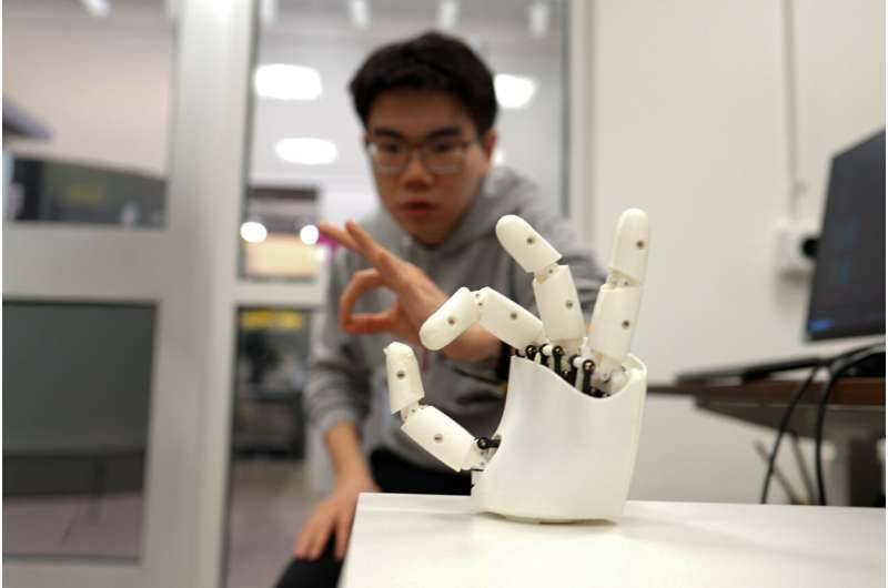 التحكم باليد الروبوتية بواسطة السوار