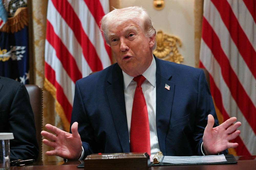 ترامب: سنواصل قصف إيران حالياً.. وقادتها يهاجمون دول المنطقة لأنهم «مرضى»