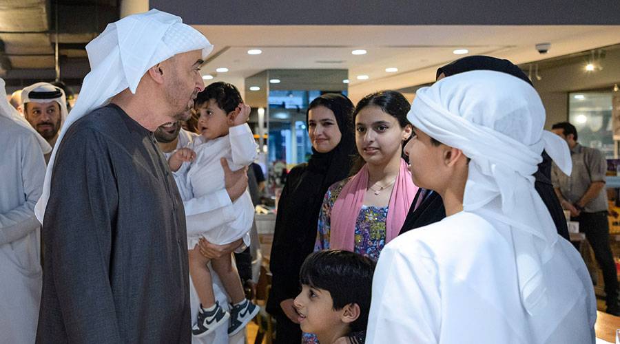 محمد بن زايد يلتقي عائلة إماراتية في أحد مطاعم أبوظبي