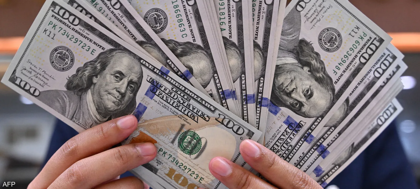 الدولار يرتفع مع ترقّب التطورات وتقليص توقعات رفع الفائدة 