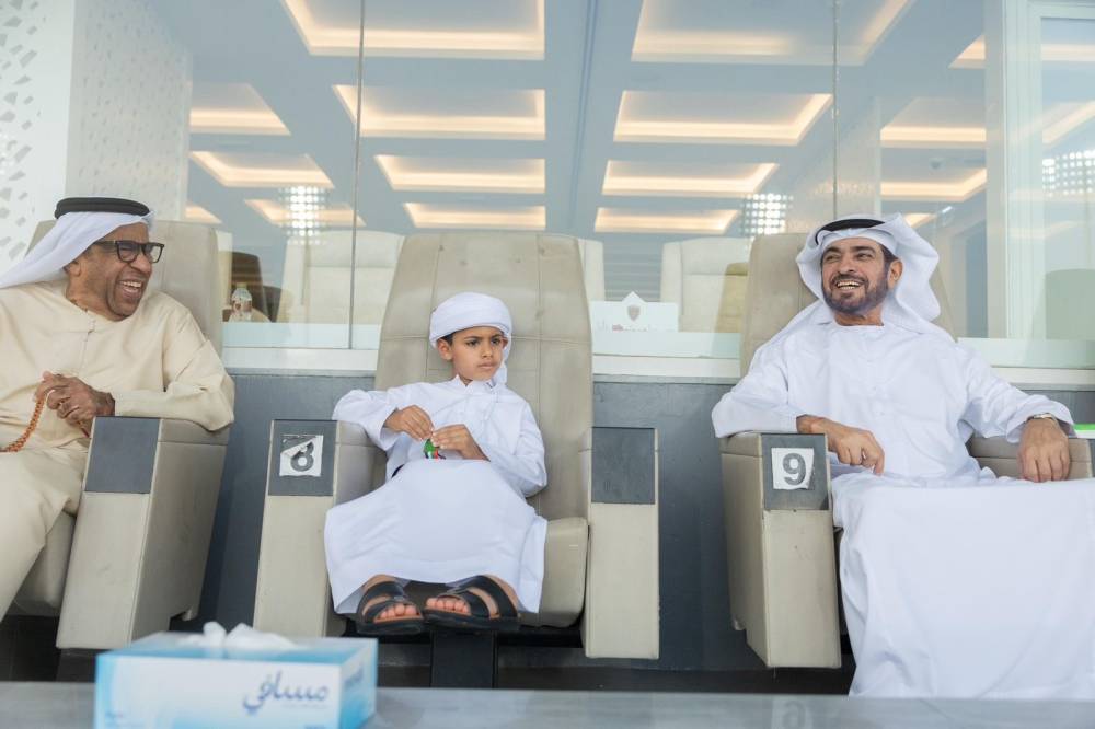 حمدان بن مبارك يتابع المباراة