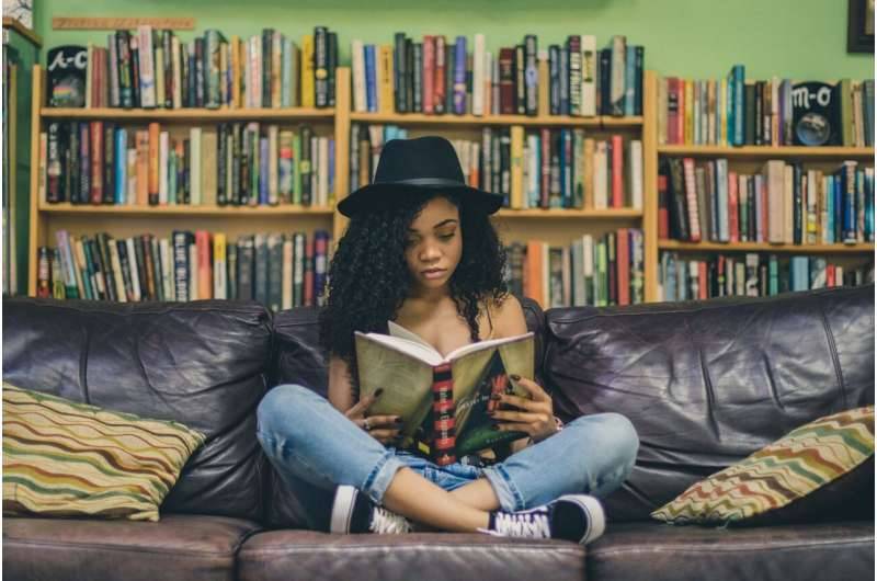 الفتيات يواصلن القراءة عند إغلاق المدارس