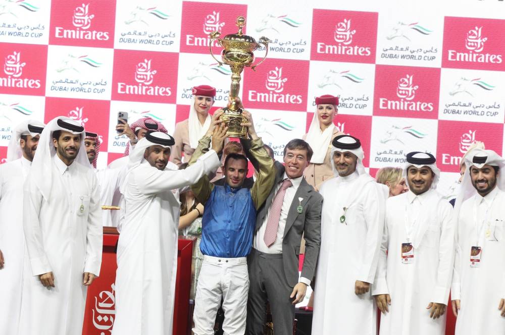 تتويج الأبطال عقب فوز «هيت شو» بكأس دبي العالمي 2025