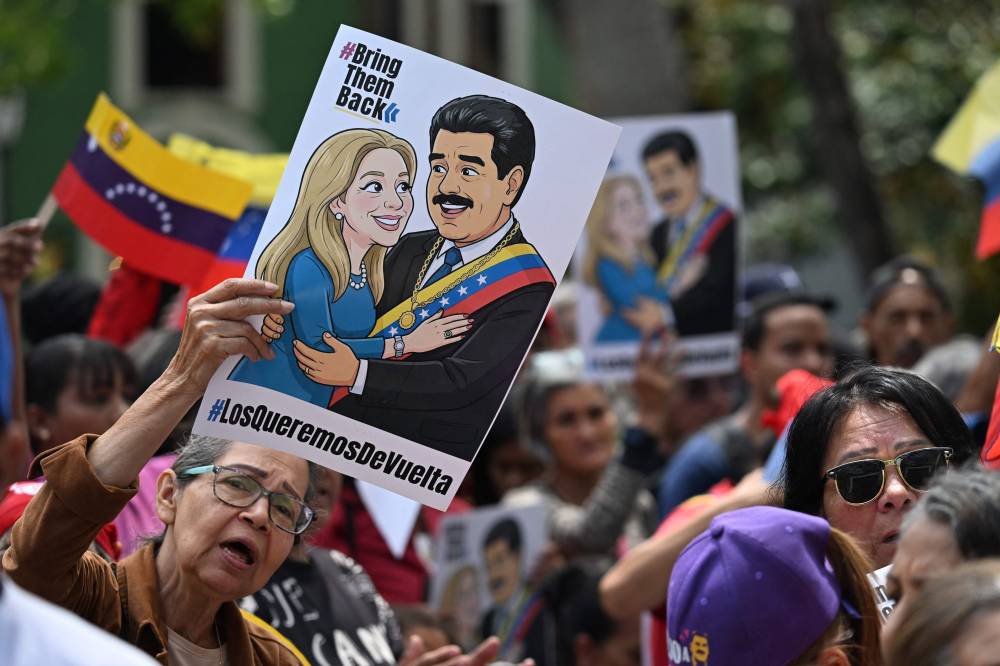   مظاهرات مؤيدة  لمادورو في كاراكاس ترفع لافتات تطالب بعودته لبلاده (اف ب)