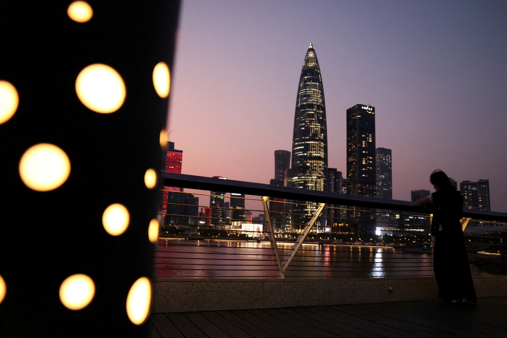 منطقة تجارية مركزية عند الغسق، في شنتشن، مقاطعة غوانغدونغ، الصين (رويترز/صورة أرشيفية)