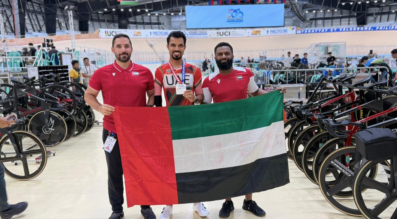 عبدالله البلوشي يرفع علم الإمارات بعد تتويجه