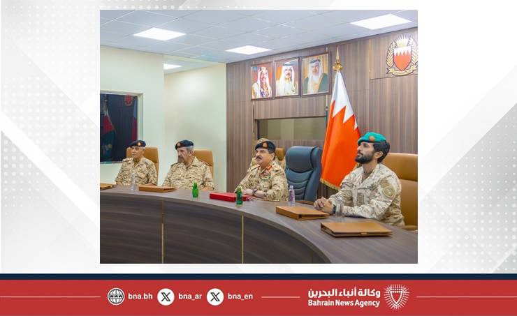 الملك حمد بن عيسى آل خليفة يلتقي عدداً من ضباط قوة دفاع البحرين (بنا)