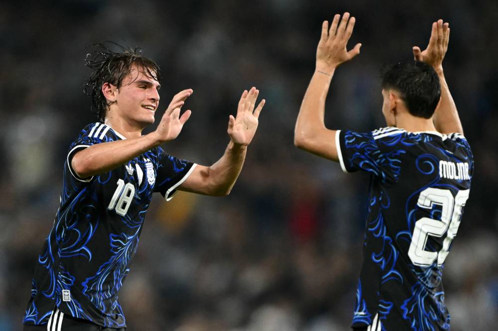 باز يحتفل مع  مولينا