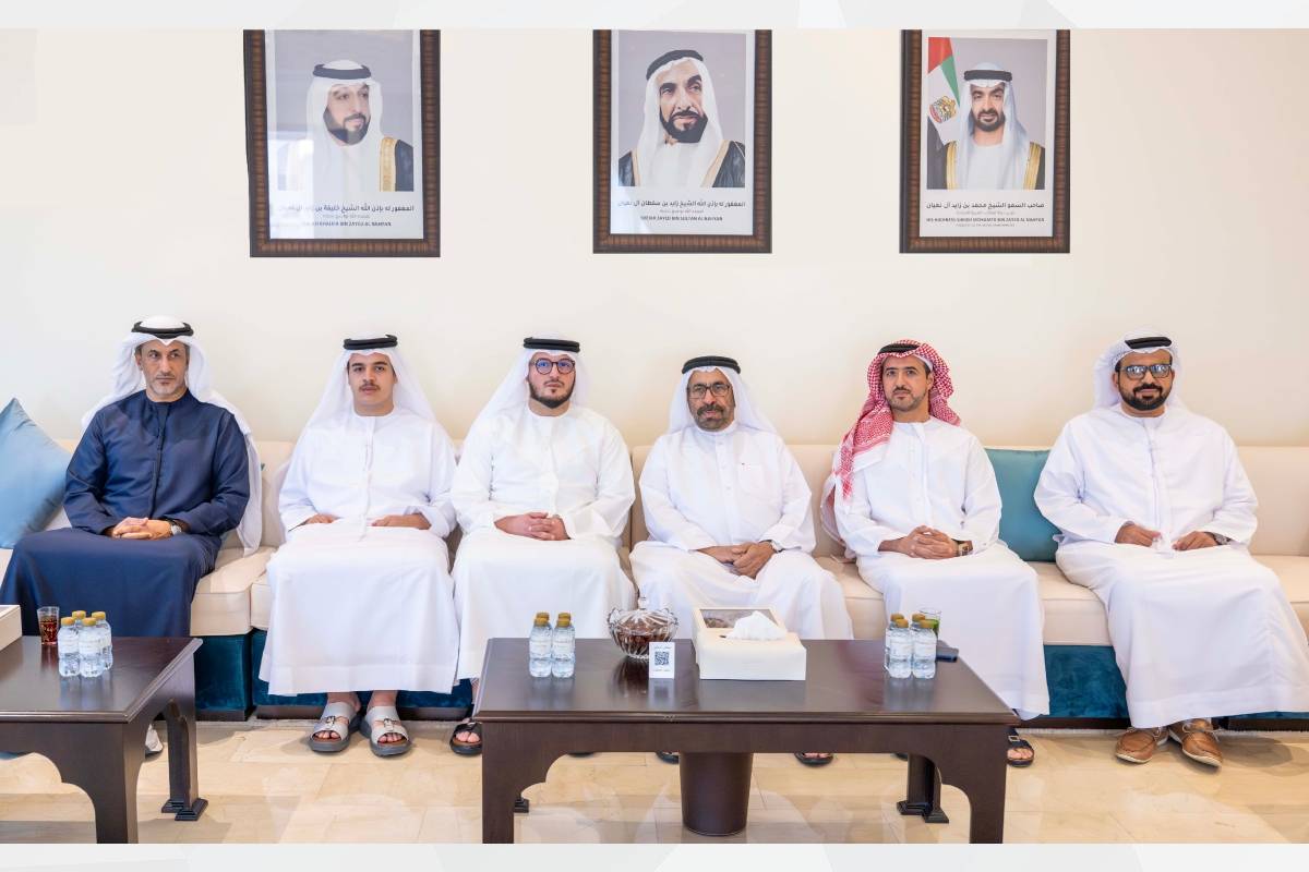 خليفة شاهين وسعيد الهاجري ينقلان تعازي عبدالله بن زايد في وفاة الشهيد محمد أزنيبلة