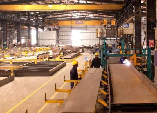 تعليق الإنتاج في مصنع كبير للصلب في إيران غداة استهدافه