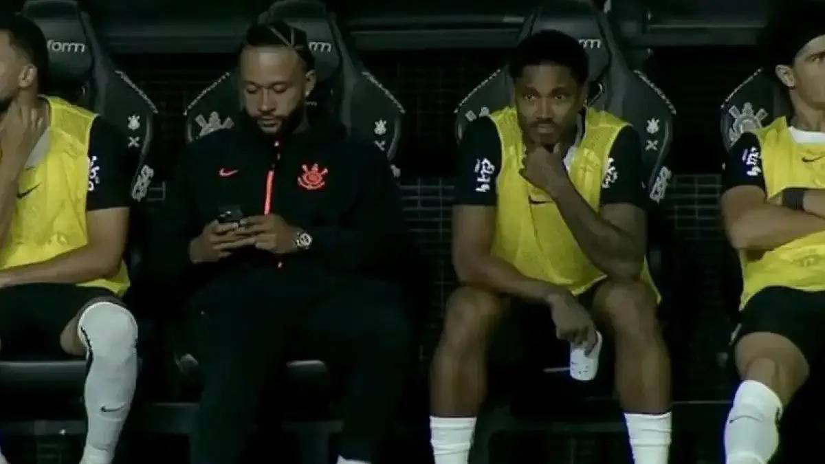 ديباي لحظة استخدامه هاتفه 